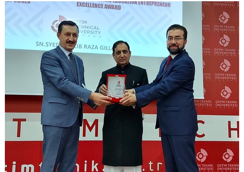 Turkish University confers Award upon Pakistan Embassy School Director - Türk Üniversitesi Pakistan Büyükelçiliği Okulu Müdürüne ödül verdi