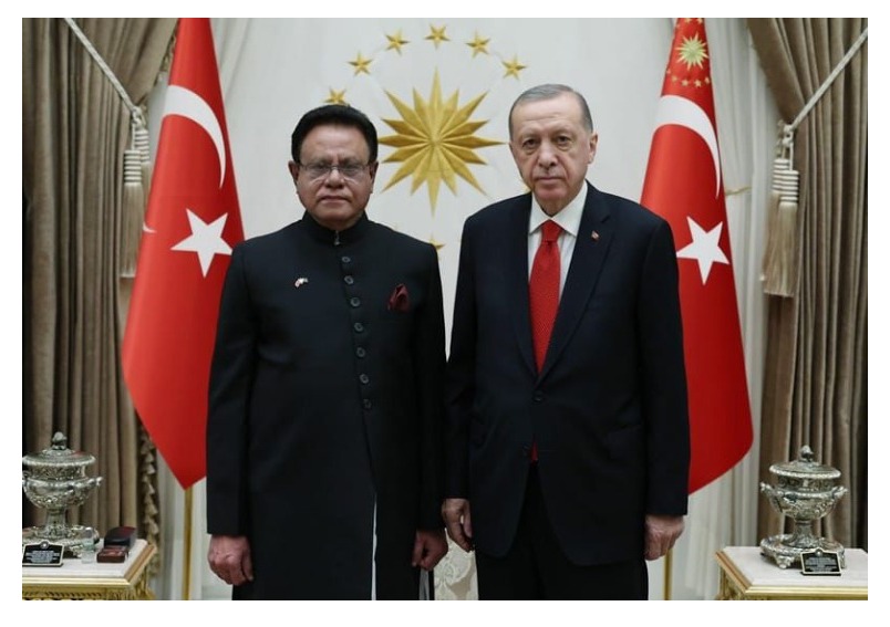 AMBASSADOR OF PAKISTAN TO TÜRKIYE PRESENTS HIS LETTER OF CREDENCE TO THE PRESIDENT OF REPUBLIC OF TÜRKIYE .