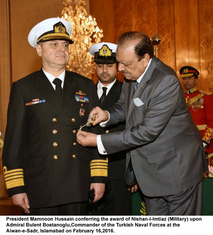 President of Pakistan conferred highest military award upon Commander of Turkish Naval Forces
