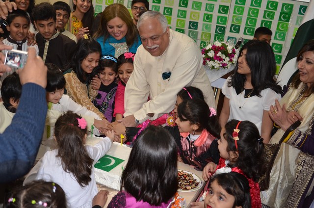 Ambassador Haroon Shaukat and Pakistan Embassy school children cutting National Day of Pakistan cake on 23 March 2014